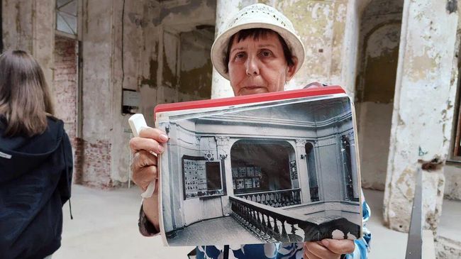 Гид Наталья Павловна проводит экскурсию по замку Понизовкина Гид Наталья Павловна проводит экскурсию по замку Понизовкина