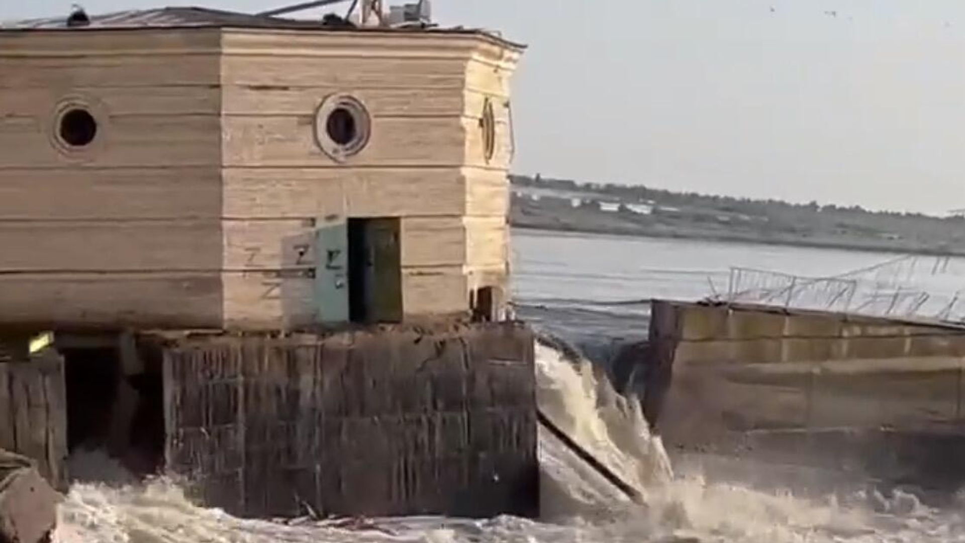 Последствия обстрелов ВСУ Каховской ГЭС. Стоп-кадр видео Последствия обстрелов ВСУ Каховской ГЭС. Стоп-кадр видео - РИА Новости, 1920, 06.06.2023