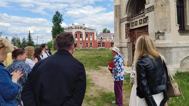 Наталья Павловна ведет экскурсию по замку Понизовкина Наталья Павловна ведет экскурсию по замку Понизовкина
