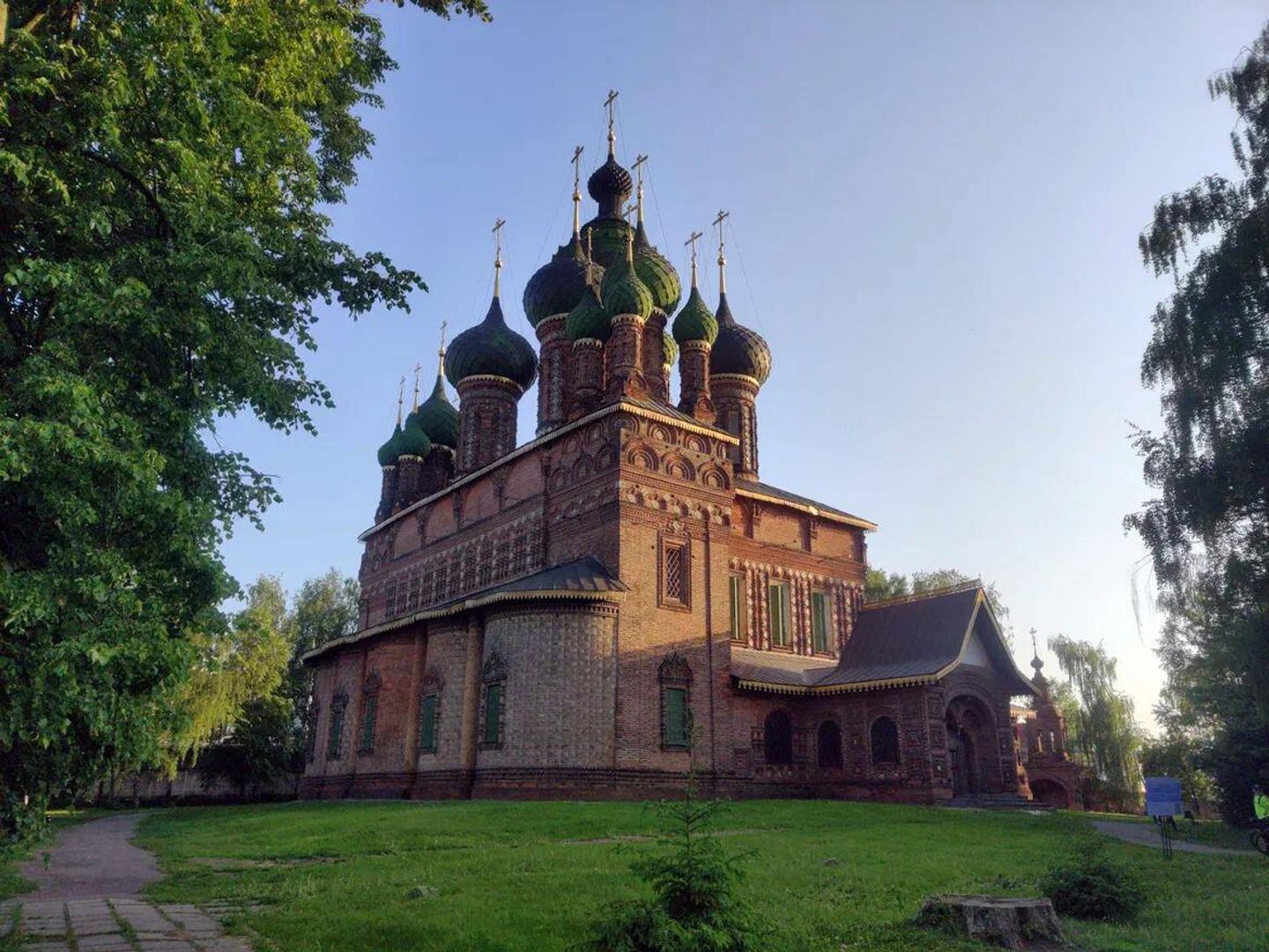 Храм Иоанна Предтечи (он нарисован на 1000 купюре) Храм Иоанна Предтечи (он нарисован на 1000 купюре)