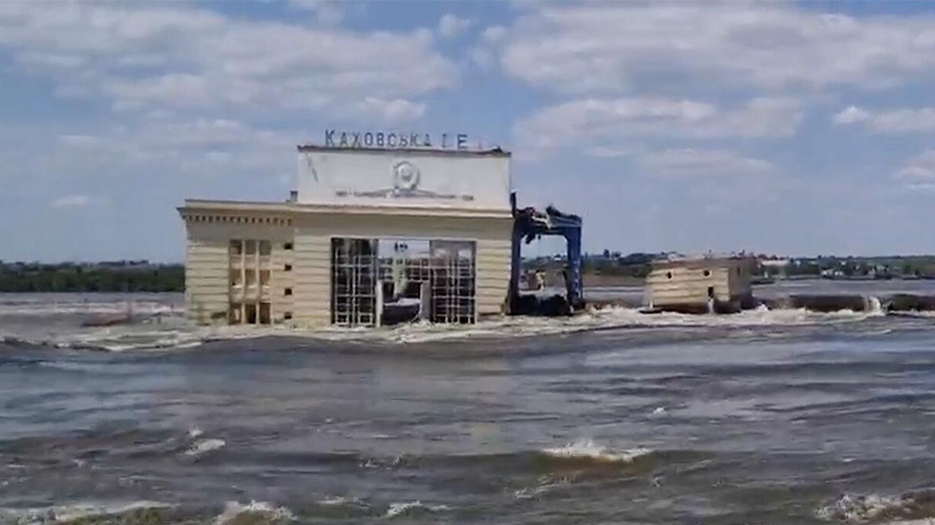 Место разрушения Каховской ГЭС. Кадр видео Место разрушения Каховской ГЭС. Кадр видео - РИА Новости, 1920, 17.06.2023