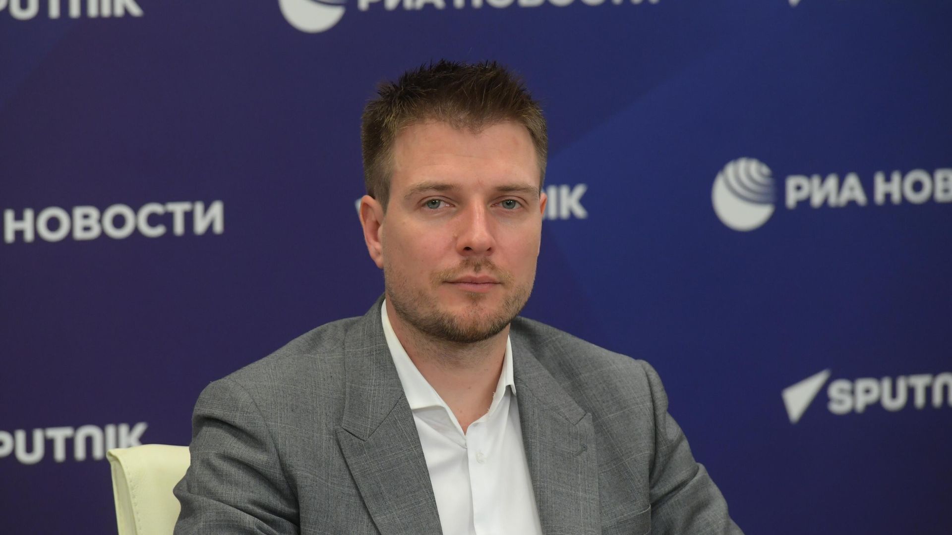 Член Совета по русскому языку при президенте Российской Федерации, руководитель портала Грамота.ру Константин Деревянко Член Совета по русскому языку при президенте Российской Федерации, руководитель портала Грамота.ру Константин Деревянко - РИА Новости, 1920, 07.06.2023