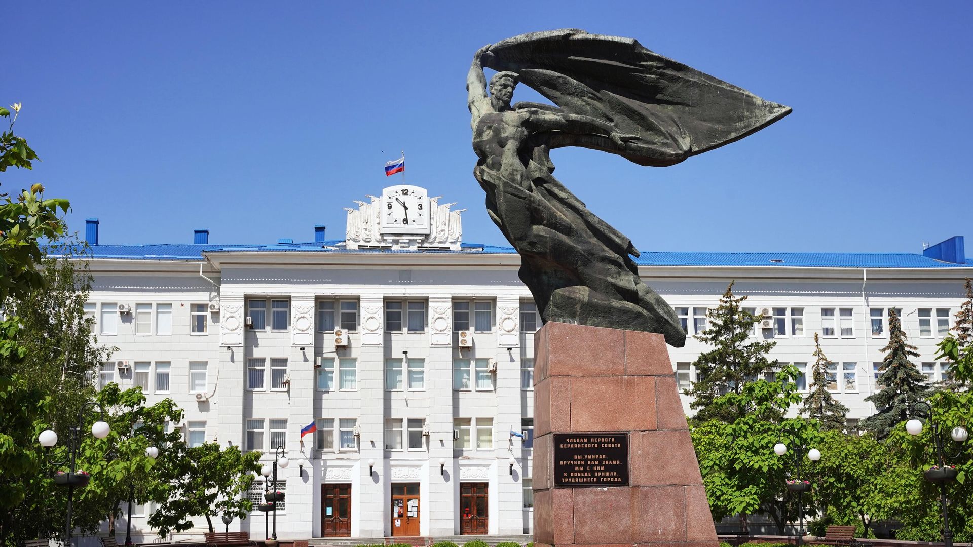 Памятник Членам первого Бердянского совета на площади Единства в Бердянске. На втором плане – здание Бердянского горисполкома - РИА Новости, 1920, 10.09.2023