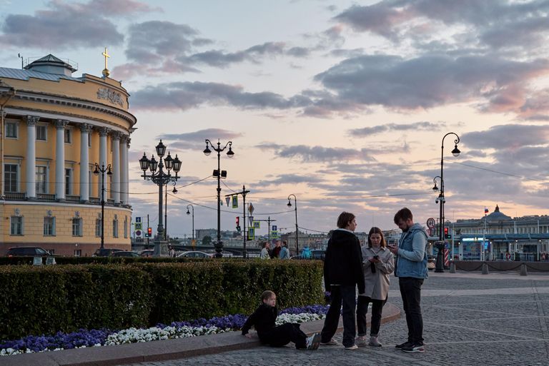 Люди проходят мимо памятника первому российскому императору Петру Великому Медный всадник на Сенатской площади во время белых ночей в Санкт-Петербурге Люди проходят мимо памятника первому российскому императору Петру Великому Медный всадник на Сенатской площади во время белых ночей в Санкт-Петербурге