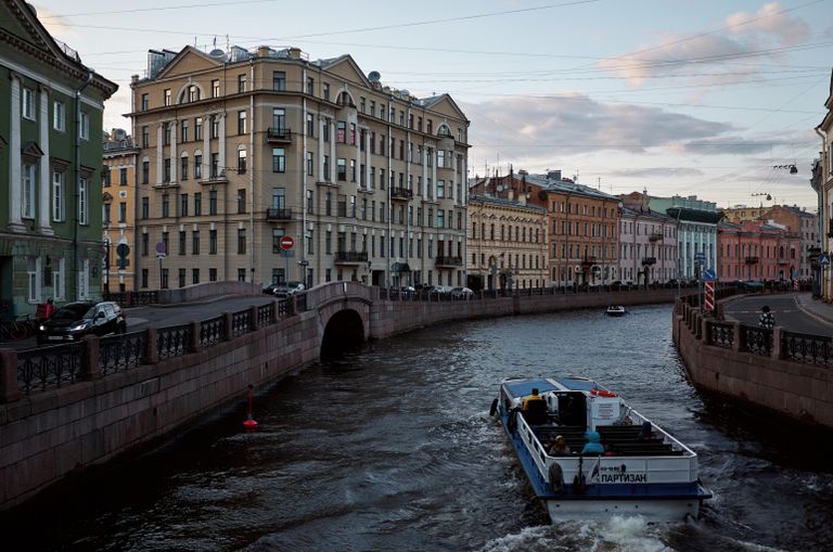 Прогулочные корабли на Мойке во время белых ночей в Санкт-Петербурге Прогулочные корабли на Мойке во время белых ночей в Санкт-Петербурге