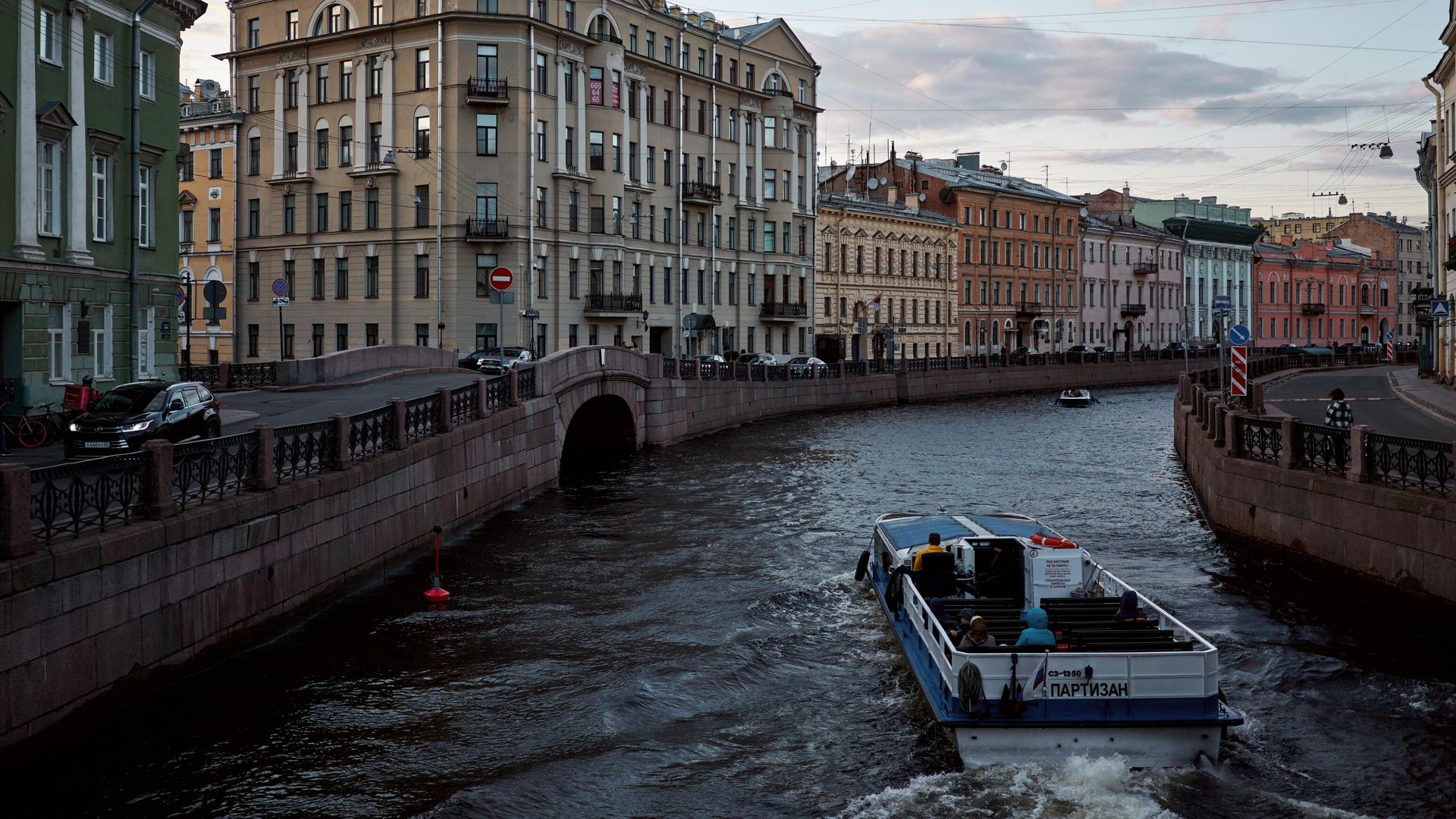 Прогулочные корабли на Мойке во время белых ночей в Санкт-Петербурге Прогулочные корабли на Мойке во время белых ночей в Санкт-Петербурге - РИА Новости, 1920, 15.06.2023