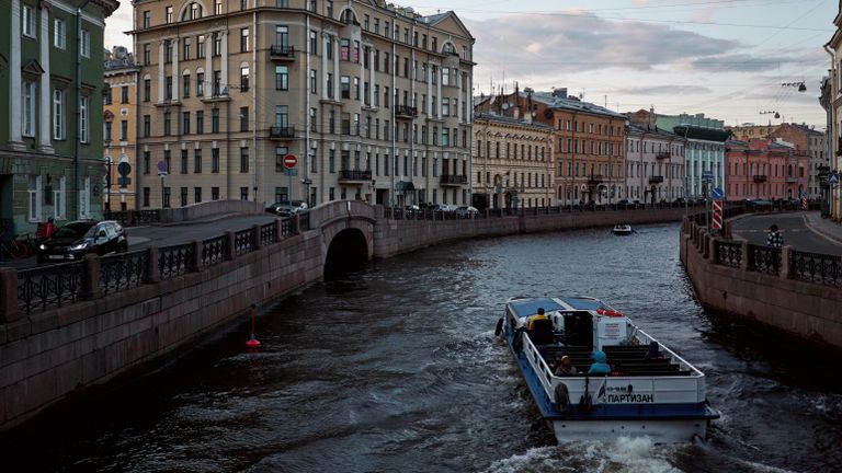 Прогулочные корабли на Мойке во время белых ночей в Санкт-Петербурге Прогулочные корабли на Мойке во время белых ночей в Санкт-Петербурге