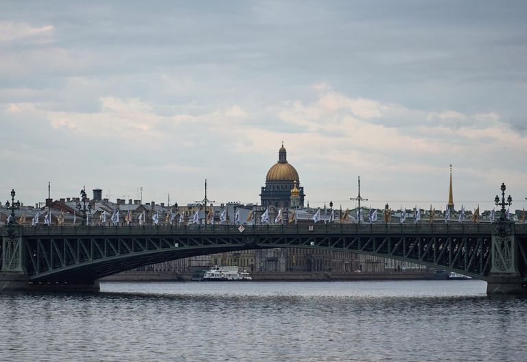 Вид на Исаакиевский собор с Петровской набережной во время белых ночей в Санкт-Петербурге Вид на Исаакиевский собор с Петровской набережной во время белых ночей в Санкт-Петербурге