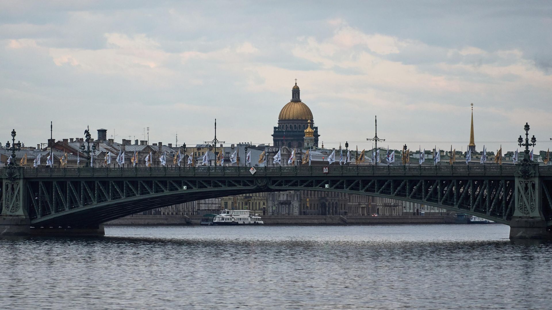 Вид на Исаакиевский собор с Петровской набережной во время белых ночей в Санкт-Петербурге - РИА Новости, 1920, 15.09.2026