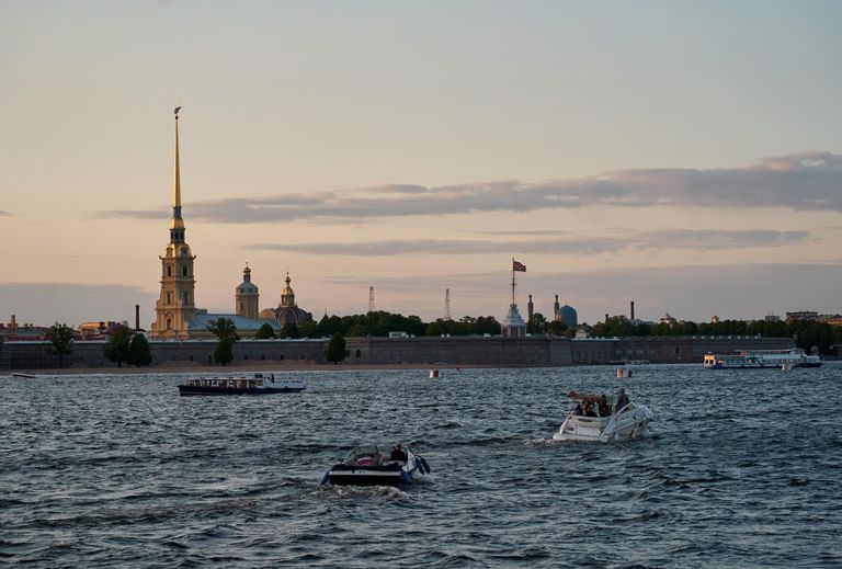 Вид на Петропавловскую крепость с Дворцовой набережной во время белых ночей в Санкт-Петербурге Вид на Петропавловскую крепость с Дворцовой набережной во время белых ночей в Санкт-Петербурге