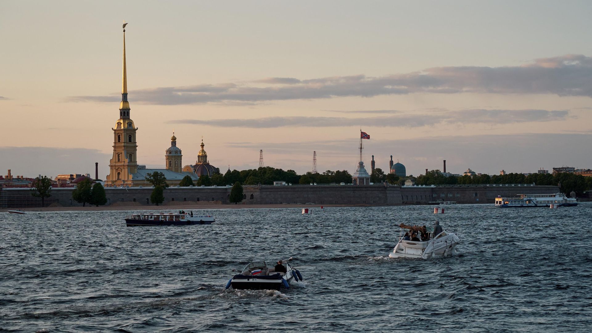Вид на Петропавловскую крепость с Дворцовой набережной во время белых ночей в Санкт-Петербурге Вид на Петропавловскую крепость с Дворцовой набережной во время белых ночей в Санкт-Петербурге - РИА Новости, 1920, 02.04.2024