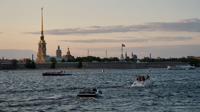 Вид на Петропавловскую крепость с Дворцовой набережной во время белых ночей в Санкт-Петербурге