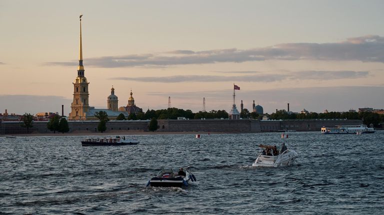 Вид на Петропавловскую крепость с Дворцовой набережной во время белых ночей в Санкт-Петербурге Вид на Петропавловскую крепость с Дворцовой набережной во время белых ночей в Санкт-Петербурге