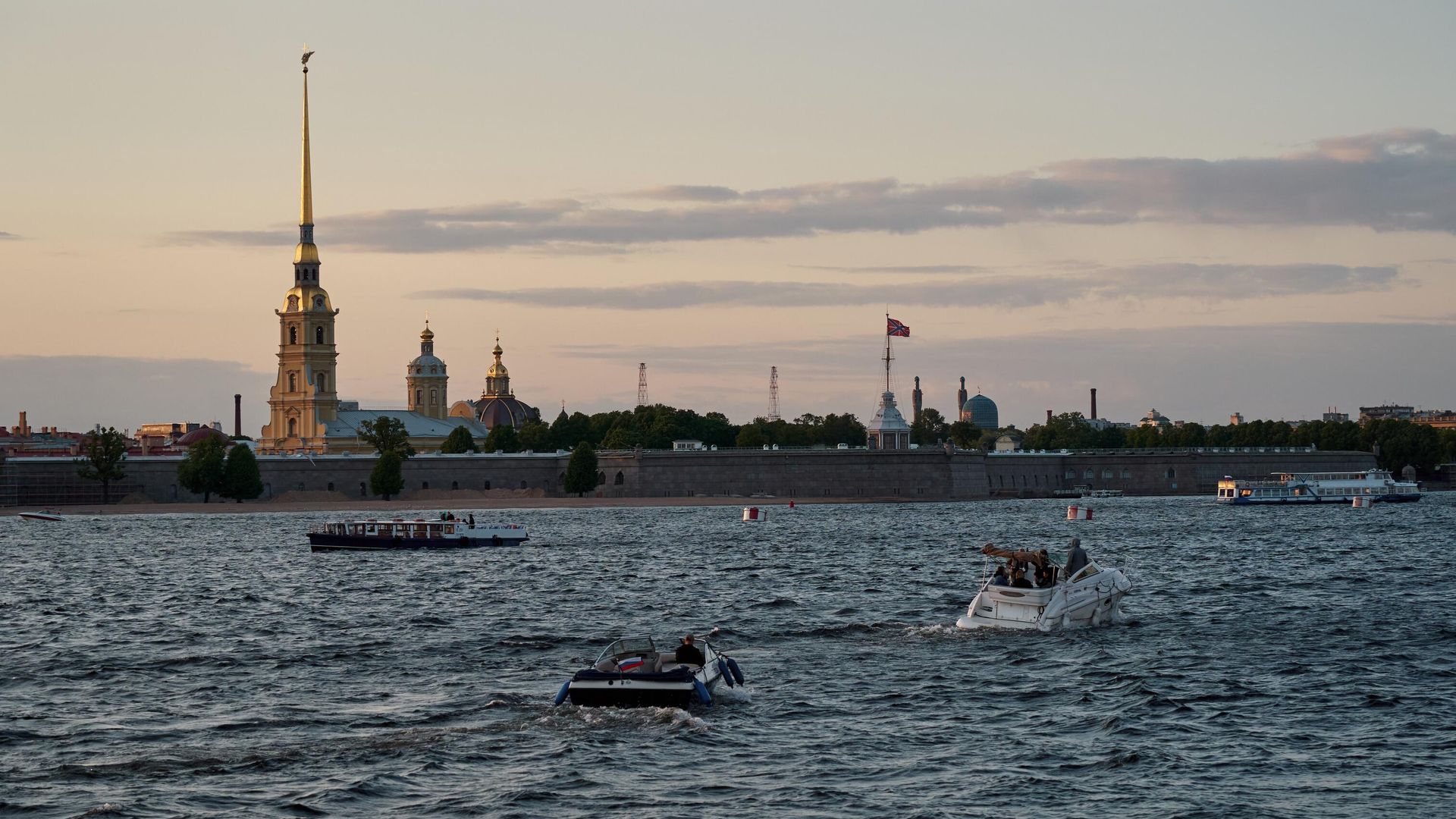 Вид на Петропавловскую крепость с Дворцовой набережной во время белых ночей в Санкт-Петербурге - РИА Новости, 1920, 04.07.2023