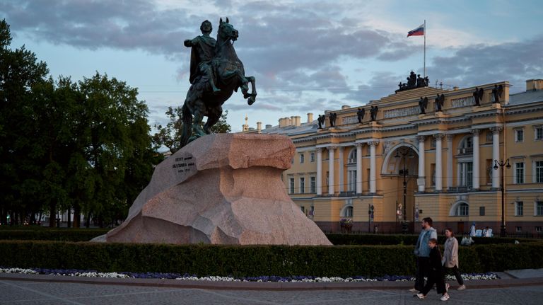 Люди проходят мимо памятника первому российскому императору Петру Великому Медный всадник на Сенатской площади во время белых ночей в Санкт-Петербурге Люди проходят мимо памятника первому российскому императору Петру Великому Медный всадник на Сенатской площади во время белых ночей в Санкт-Петербурге