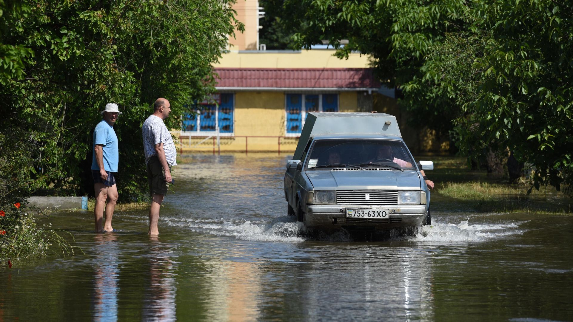 Автомобиль проезжает по одной из подтопленных улиц в Новой Каховке после разрушения Каховской ГЭС Автомобиль проезжает по одной из подтопленных улиц в Новой Каховке после разрушения Каховской ГЭС - РИА Новости, 1920, 07.06.2023