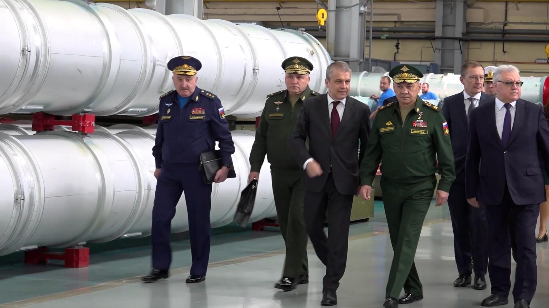 Шойгу проверил выполнение гособоронзаказа на предприятии Алмаз-Антея. Кадры МО РФ Шойгу проверил выполнение гособоронзаказа на предприятии Алмаз-Антея. Кадры МО РФ - РИА Новости, 1920, 07.06.2023