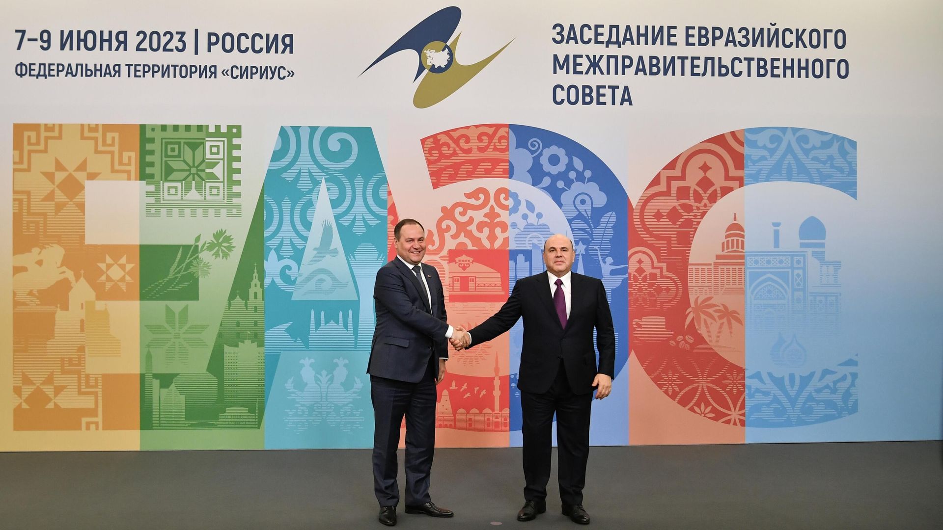 Председатель правительства РФ Михаил Мишустин и премьер-министр Белоруссии Роман Головченко во время встречи Председатель правительства РФ Михаил Мишустин и премьер-министр Белоруссии Роман Головченко во время встречи - РИА Новости, 1920, 07.06.2023