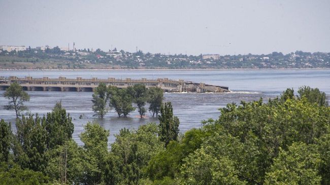 Разрушенная плотина Каховской ГЭС, расположенная по течению Днепра выше Херсона Разрушенная плотина Каховской ГЭС, расположенная по течению Днепра выше Херсона