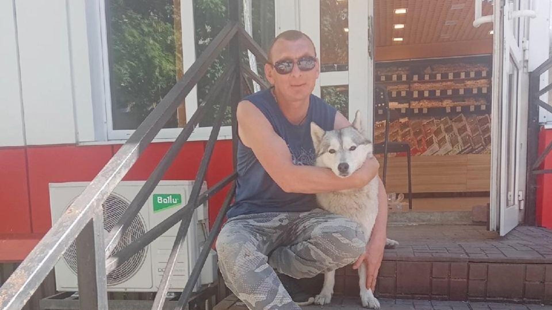 Алексей Юдаев, спасший девочку из горящего автомобиля Алексей Юдаев, спасший девочку из горящего автомобиля - РИА Новости, 1920, 07.06.2023