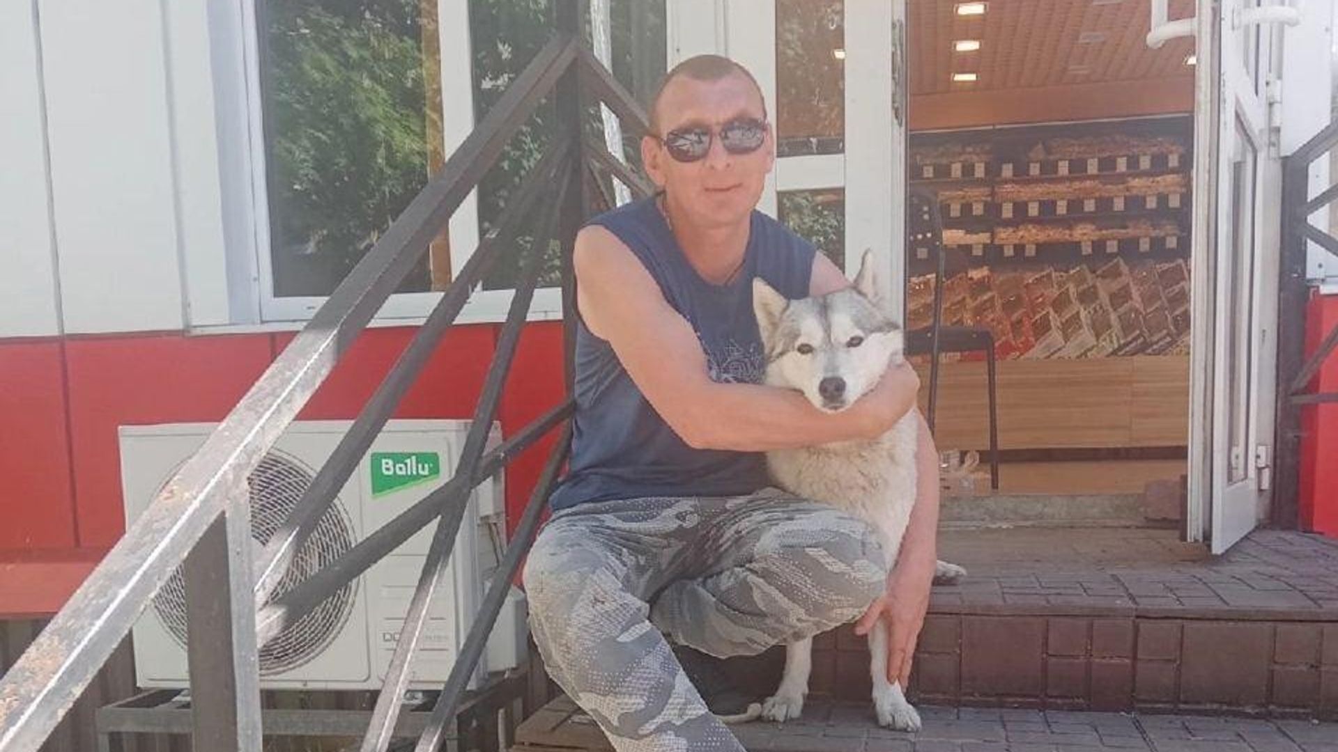 Алексей Юдаев, спасший девочку из горящего автомобиля Алексей Юдаев, спасший девочку из горящего автомобиля - РИА Новости, 1920, 07.06.2023