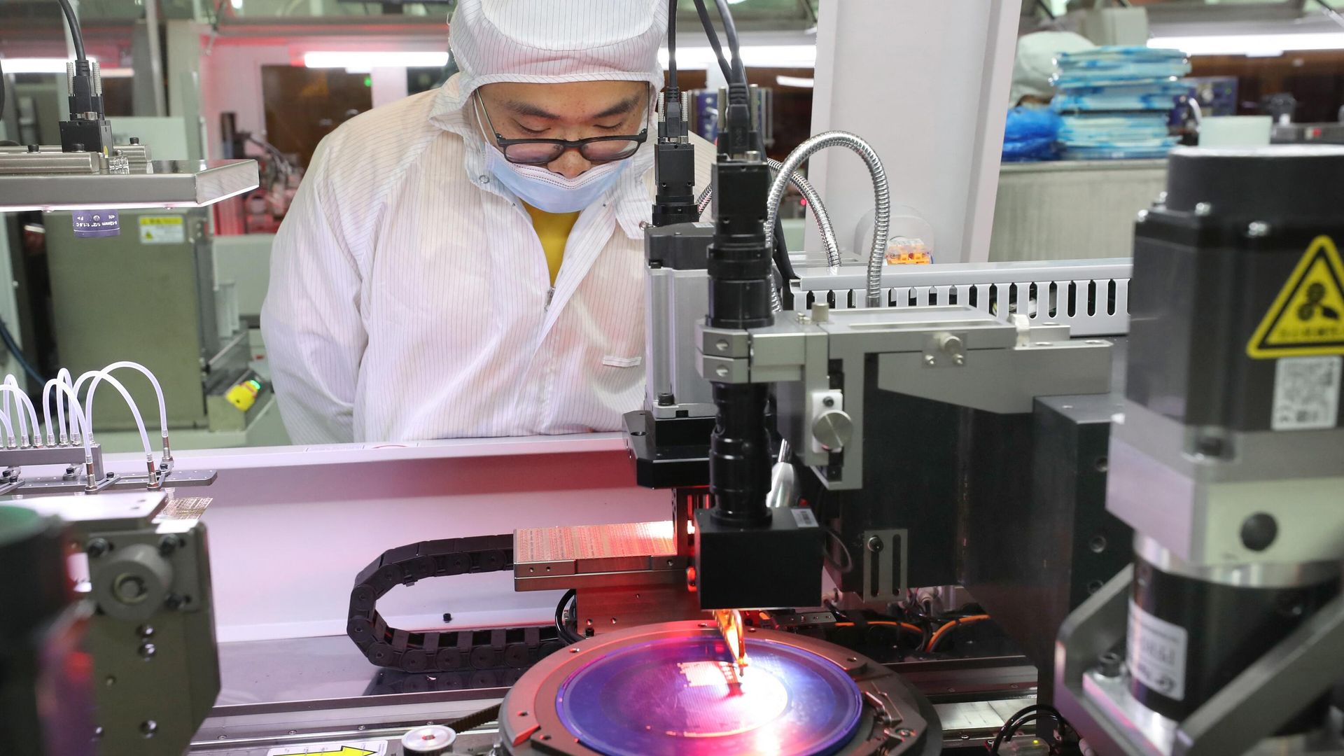 Сотрудник производит микросхемы на заводе Jiejie Semiconductor Company в Наньтуне, провинция Цзянсу на востоке Китая Сотрудник производит микросхемы на заводе Jiejie Semiconductor Company в Наньтуне, провинция Цзянсу на востоке Китая - РИА Новости, 1920, 08.06.2023