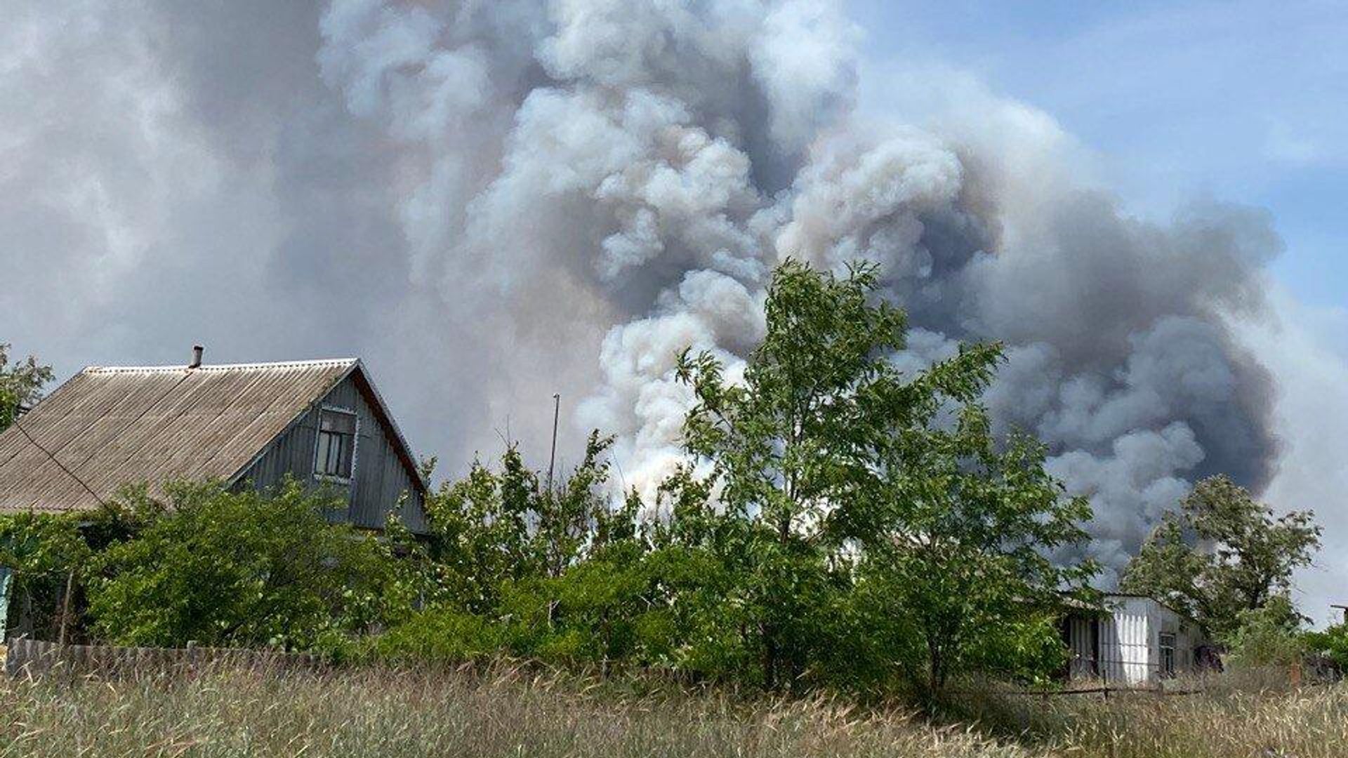Дым от пожара в заповеднике на Кинбурнской косе, возникшего из-за обстрела ВСУ Дым от пожара в заповеднике на Кинбурнской косе, возникшего из-за обстрела ВСУ - РИА Новости, 1920, 07.06.2023