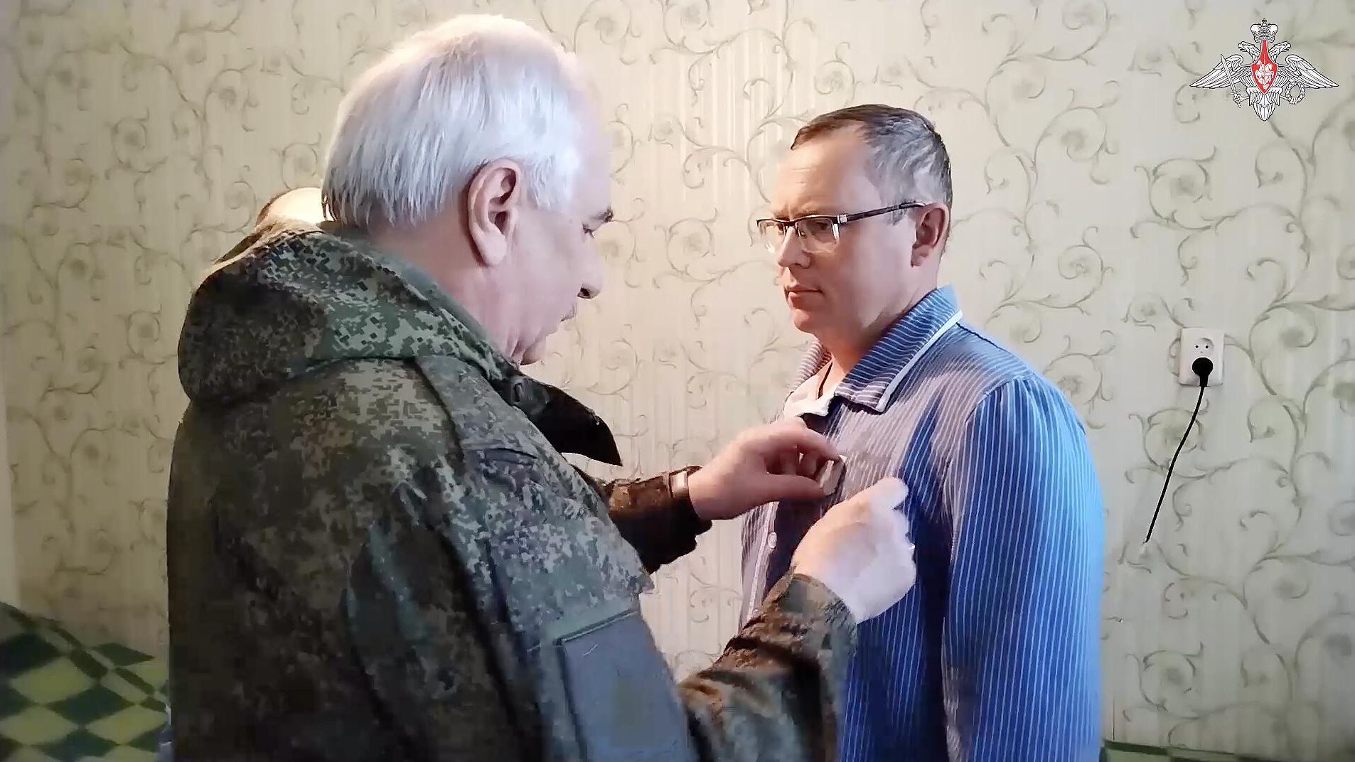 Вручение государственных наград военнослужащим, отразившим атаки ВСУ на Южно-Донецком направлении. Кадр видео Вручение государственных наград военнослужащим, отразившим атаки ВСУ на Южно-Донецком направлении. Кадр видео - РИА Новости, 1920, 08.06.2023