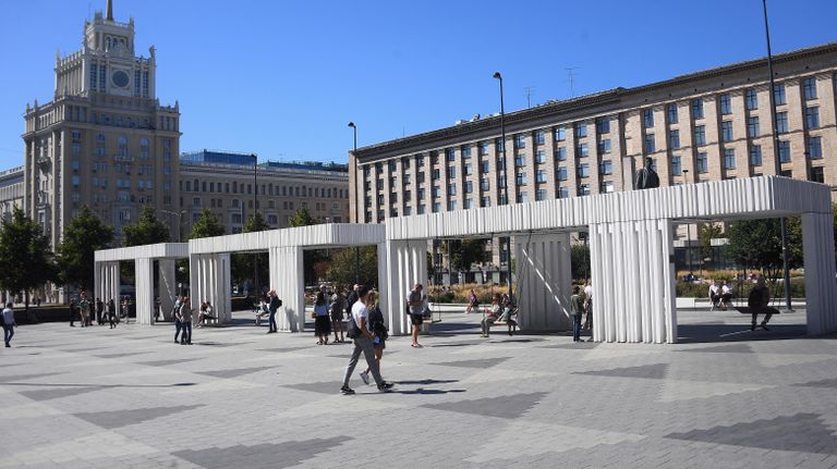 Панорамные качели на Триумфальной площади в Москве