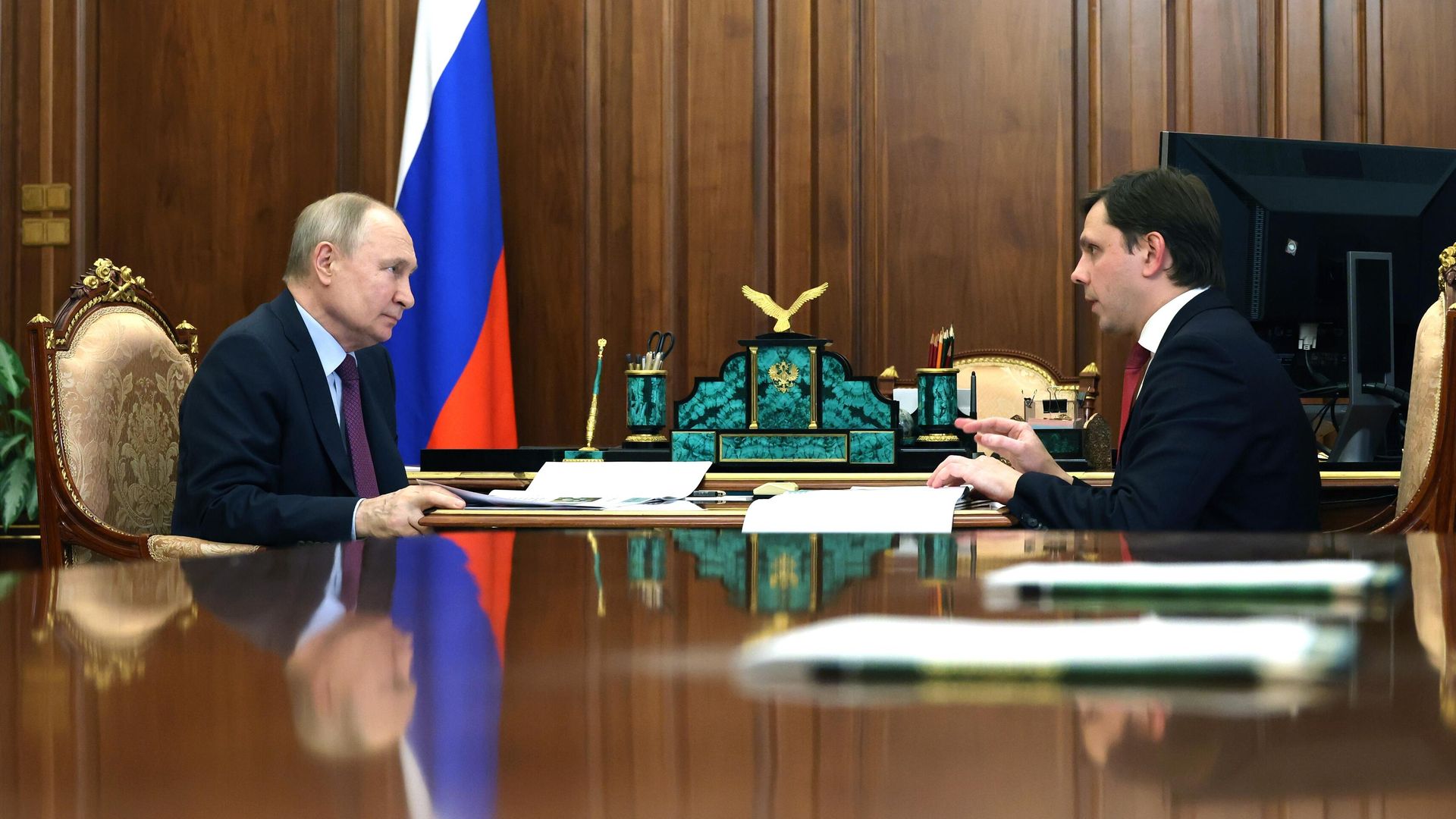 Президент РФ Владимир Путин и губернатор Орловской области Андрей Клычков во время встречи Президент РФ Владимир Путин и губернатор Орловской области Андрей Клычков во время встречи - РИА Новости, 1920, 08.06.2023