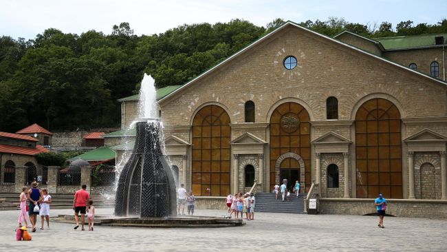 Центр винного туризма в селе Абрау-Дюрсо в Краснодарском крае