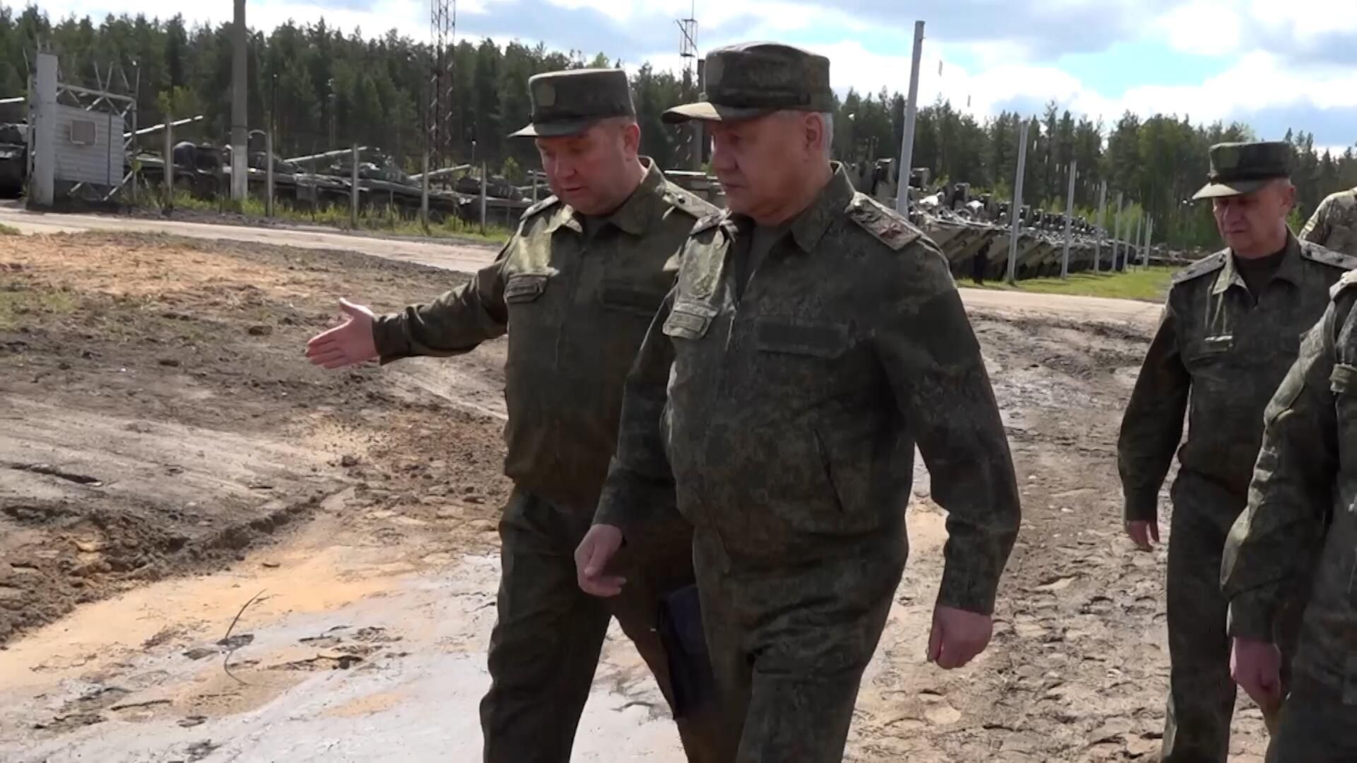 Шойгу проводит проверку арсеналов и баз хранения ЗВО Шойгу проводит проверку арсеналов и баз хранения ЗВО - РИА Новости, 1920, 08.06.2023