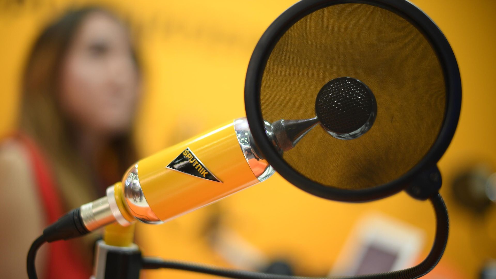 Микрофон в студии радио Sputnik - РИА Новости, 1920, 01.07.2025