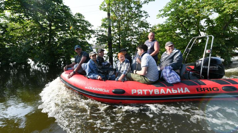 Волонтеры и спасатели МЧС проводят эвакуацию людей в городе Голая Пристань после подтопления Волонтеры и спасатели МЧС проводят эвакуацию людей в городе Голая Пристань после подтопления