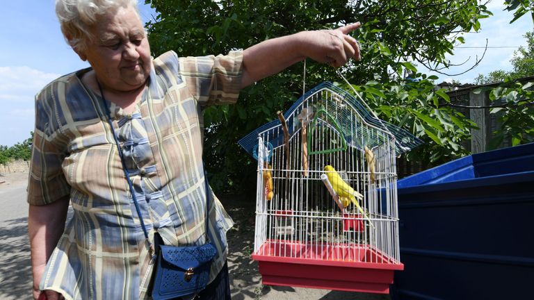 Местная жительница собирает личные вещи для эвакуации волонтерами и спасателями МЧС в городе Голая Пристань после подтопления Местная жительница собирает личные вещи для эвакуации волонтерами и спасателями МЧС в городе Голая Пристань после подтопления