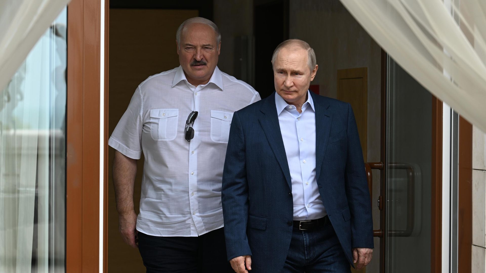 Президент РФ Владимир Путин и президент Белоруссии Александр Лукашенко во время встречи в Сочи Президент РФ Владимир Путин и президент Белоруссии Александр Лукашенко во время встречи в Сочи - РИА Новости, 1920, 14.09.2023