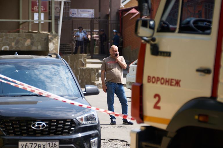 Возле жилого дома в центре Воронежа, пострадавшего в результате атаки беспилотника Возле жилого дома в центре Воронежа, пострадавшего в результате атаки беспилотника