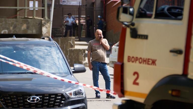 Возле жилого дома в центре Воронежа, пострадавшего в результате атаки беспилотника Возле жилого дома в центре Воронежа, пострадавшего в результате атаки беспилотника