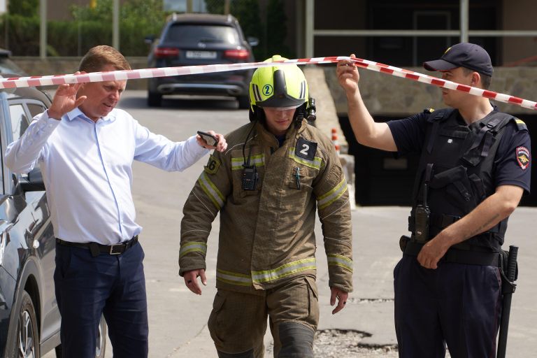Оцепление возле жилого дома в центре Воронежа, пострадавшего в результате атаки беспилотника Оцепление возле жилого дома в центре Воронежа, пострадавшего в результате атаки беспилотника