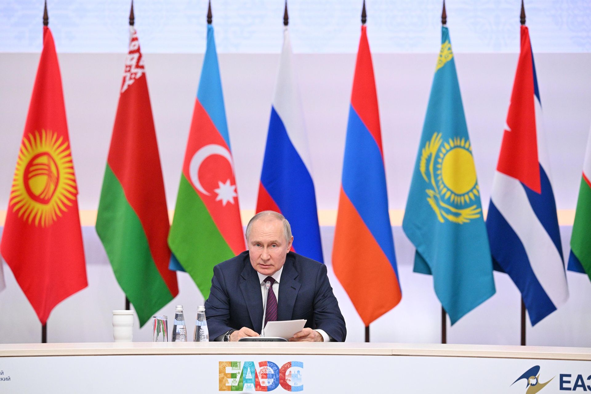 Президент РФ Владимир Путин на встрече с главами, участвующими в заседаниях Евразийского межправительственного совета и совета глав правительств СНГ Президент РФ Владимир Путин на встрече с главами, участвующими в заседаниях Евразийского межправительственного совета и совета глав правительств СНГ - РИА Новости, 1920, 26.07.2023