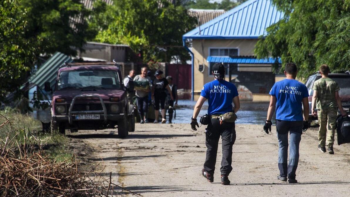 Сотрудники МЧС РФ в селе Корсунка Новокаховского района Херсонской области, затопленном водой после разрушения Каховской ГЭС Сотрудники МЧС РФ в селе Корсунка Новокаховского района Херсонской области, затопленном водой после разрушения Каховской ГЭС - РИА Новости, 1920, 14.06.2023