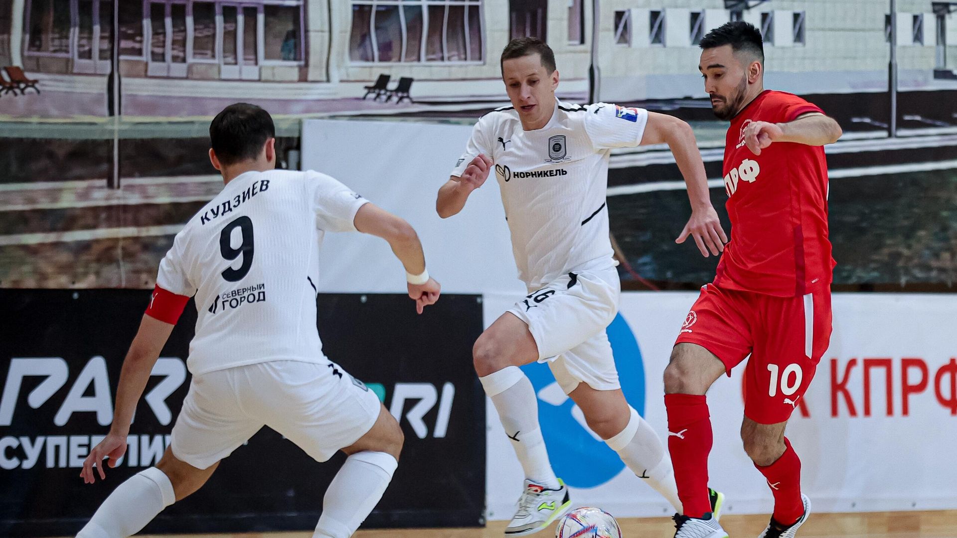 Игроки мини-футбольных клубов Норильский никель (слева) и КПРФ (справа) Игроки мини-футбольных клубов Норильский никель (слева) и КПРФ (справа) - РИА Новости, 1920, 11.06.2023