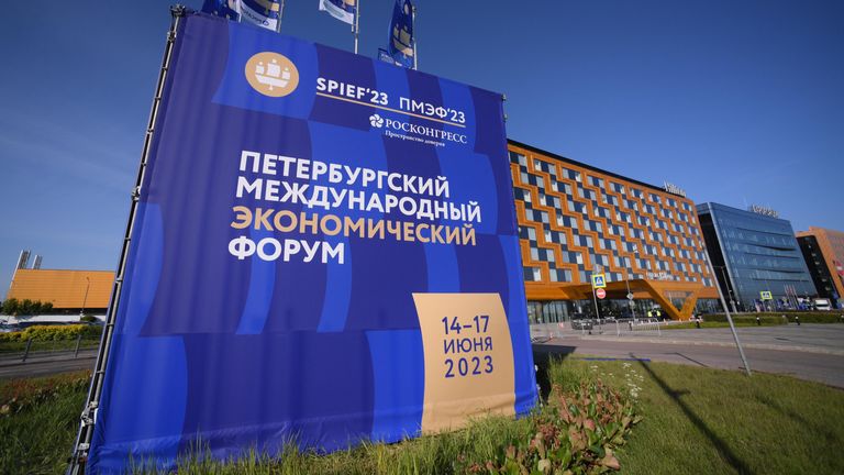 Логотип ПМЭФ-2023 у конгрессно-выставочного центра Экспофорум Логотип ПМЭФ-2023 у конгрессно-выставочного центра Экспофорум