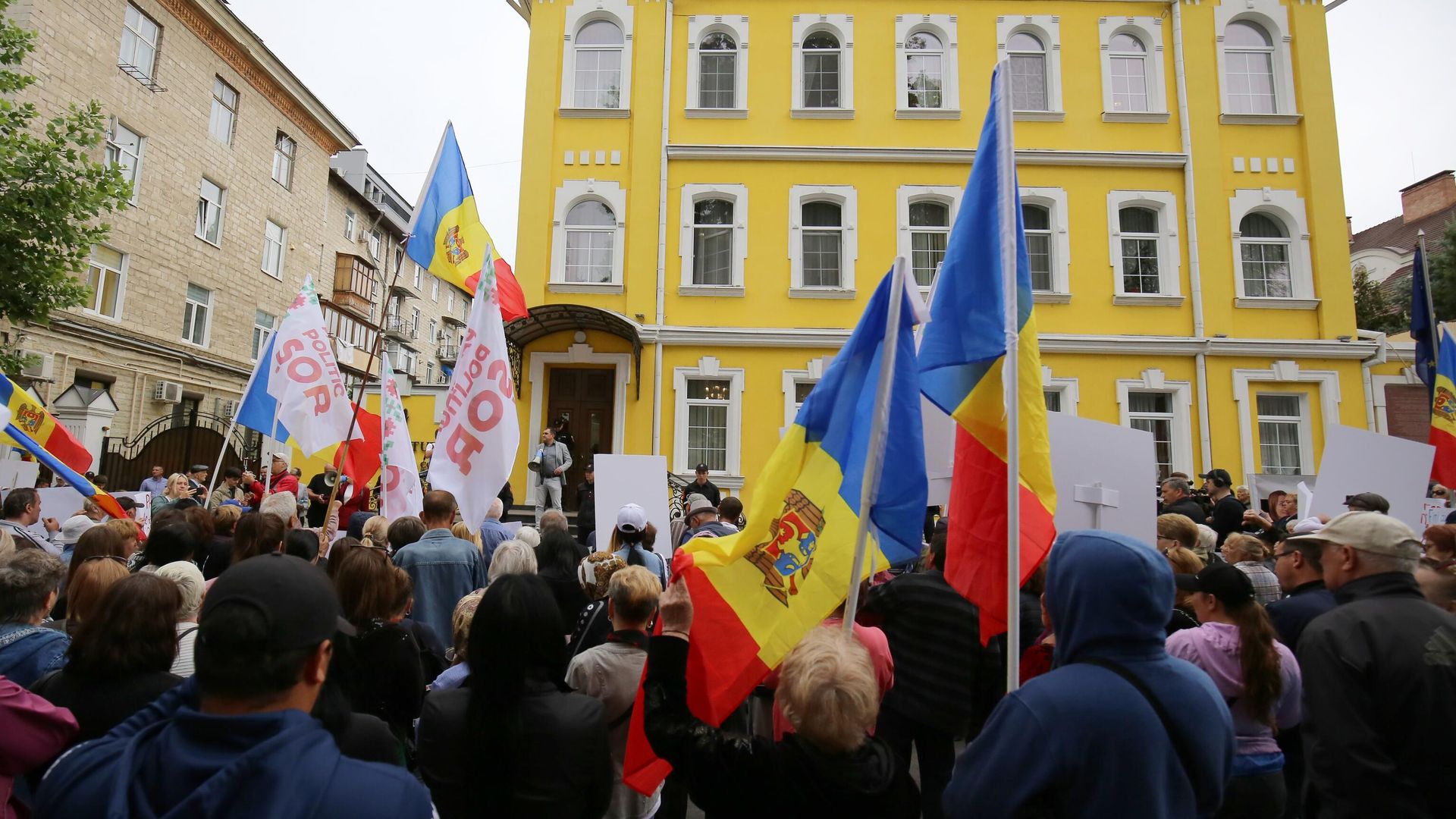 Сторонники и представители оппозиционной в Молдавии партии Шор у здания Конституционного суда Сторонники и представители оппозиционной в Молдавии партии Шор у здания Конституционного суда - РИА Новости, 1920, 03.10.2023