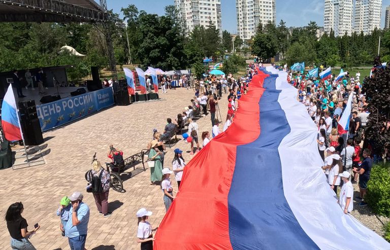 Представители молодёжных организаций Волгограда развернули огромное полотно российского флага во время праздничных мероприятий, приуроченных ко Дню России, в центральном парке культуры и отдыха в Волгограде