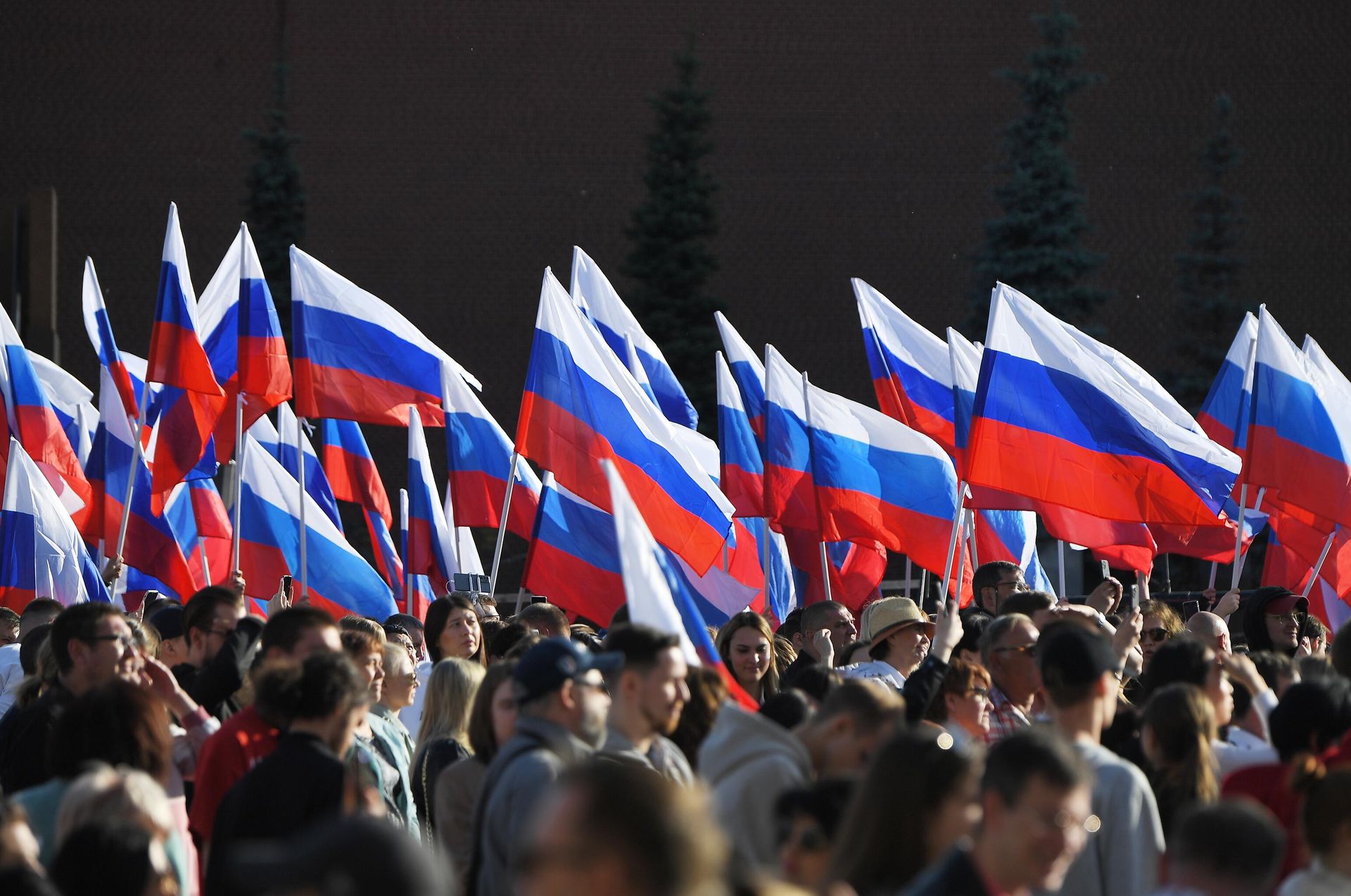 Зрители на праздничном концерте, посвященном Дню России, на Красной площади в Москве Зрители на праздничном концерте, посвященном Дню России, на Красной площади в Москве - РИА Новости, 1920, 28.11.2025