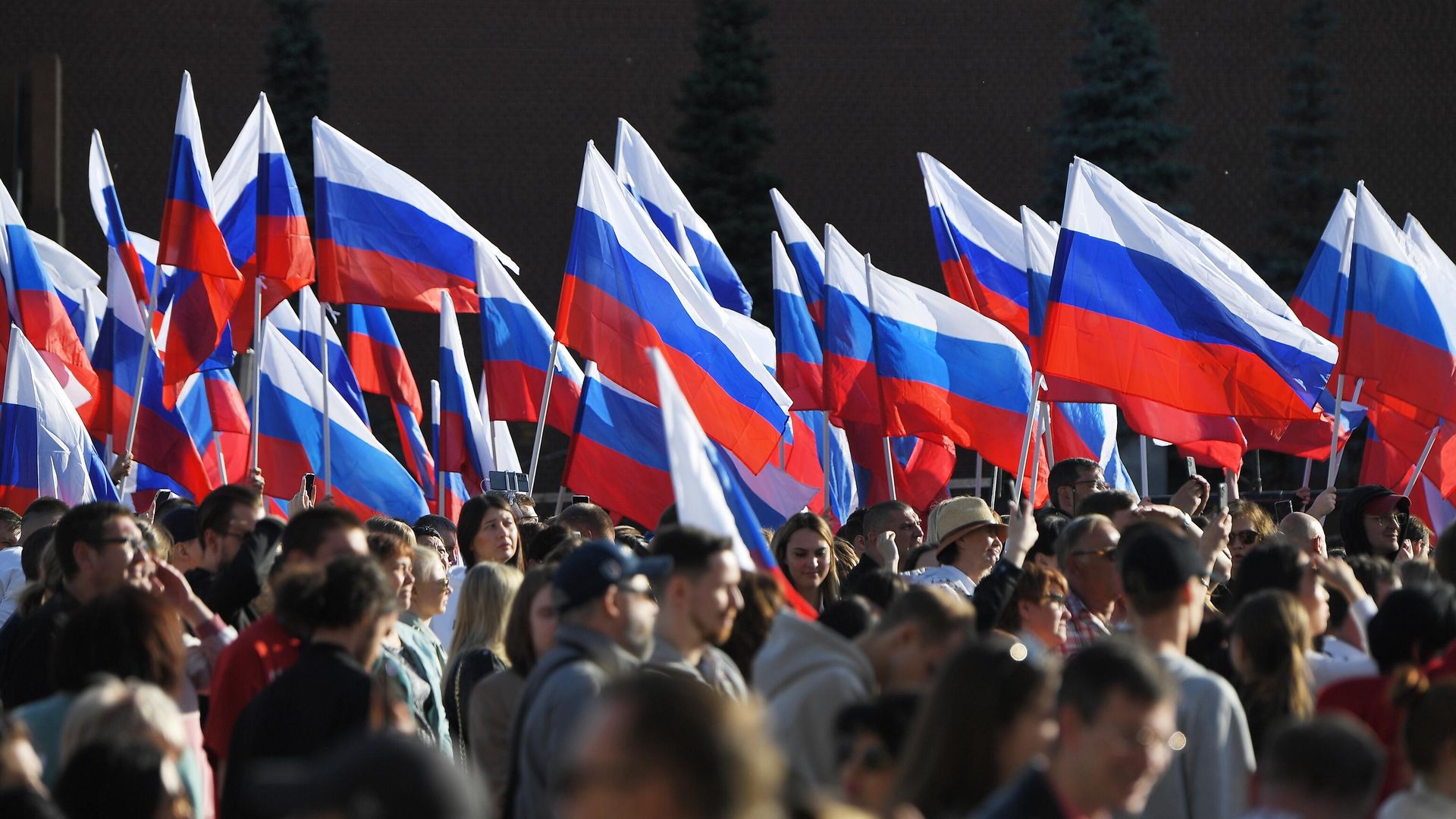 Зрители на праздничном концерте, посвященном Дню России, на Красной площади в Москве Зрители на праздничном концерте, посвященном Дню России, на Красной площади в Москве - РИА Новости, 1920, 04.12.2023