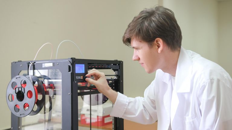 Аспирант Самарского политеха настраивает 3D-принтера Total Z AnyForm XL250-G3 Аспирант Самарского политеха настраивает 3D-принтера Total Z AnyForm XL250-G3