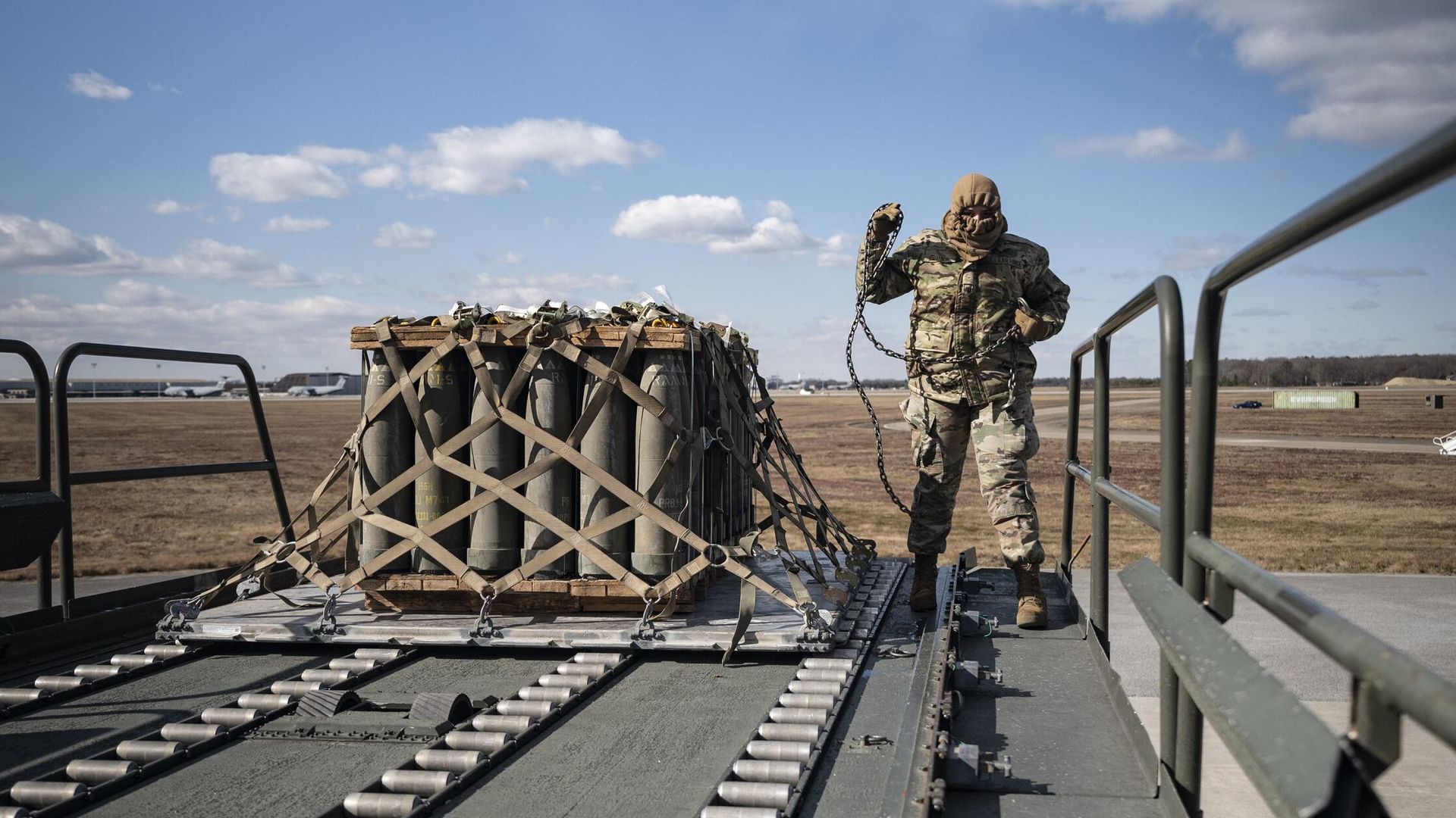 Погрузка военной помощи для Украины на авиабазе Дувр, США Погрузка военной помощи для Украины на авиабазе Дувр, США - РИА Новости, 1920, 18.10.2023