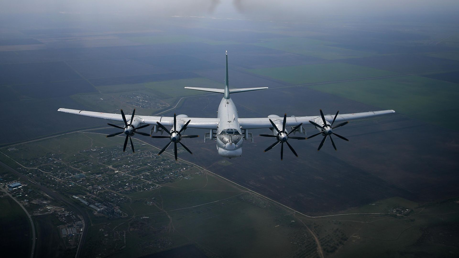 Стратегический бомбардировщик-ракетоносец Ту-95МС Стратегический бомбардировщик-ракетоносец Ту-95МС - РИА Новости, 1920, 20.04.2024
